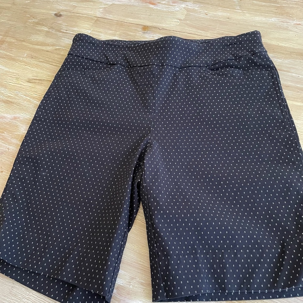 Ladies stretch Bermuda shorts. Size medium, inseam 9 in.